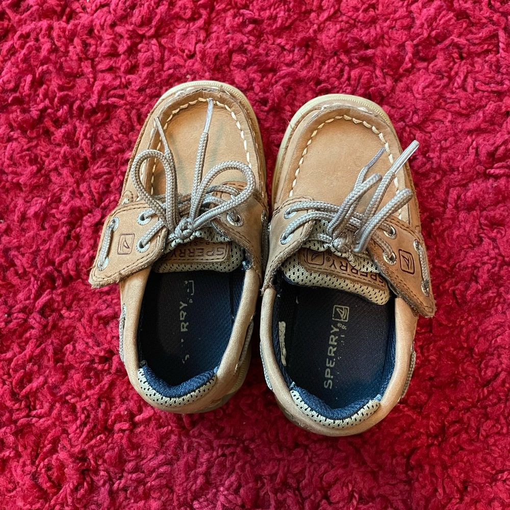 Boys sperrys